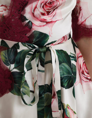 Top blanco de seda con encaje floral y mangas cortas