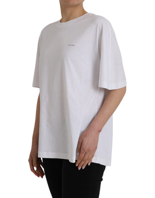 Camiseta blanca de algodón con cuello redondo y mangas cortas