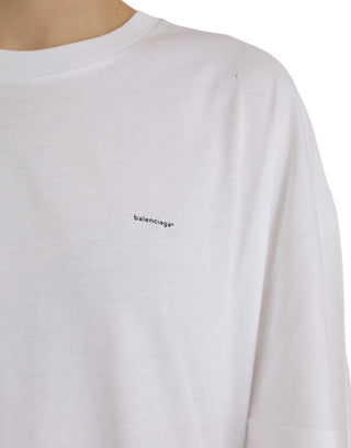 Camiseta blanca de algodón con cuello redondo y mangas cortas