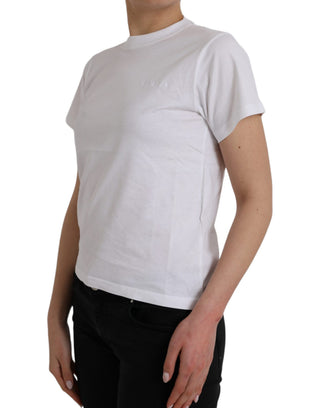 Camiseta blanca de algodón con cuello redondo y mangas cortas