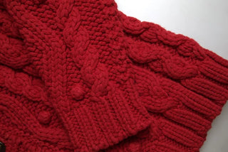 Cardigan rojo de lana con botones y punto
