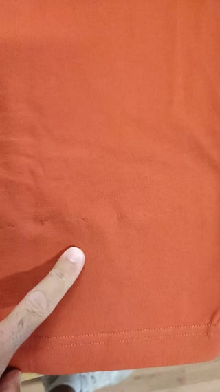 Camiseta roja de algodón con bordado de logo y cuello redondo