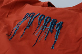 Camiseta roja de algodón con bordado de logo y cuello redondo