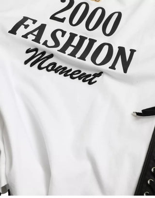 Camiseta blanca con estampado de eslogan y detalles de cordones