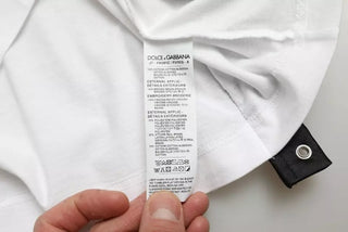 Camiseta blanca con estampado de eslogan y detalles de cordones