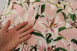 Vestido rosa de viscosa con forma ajustada y largo hasta la rodilla