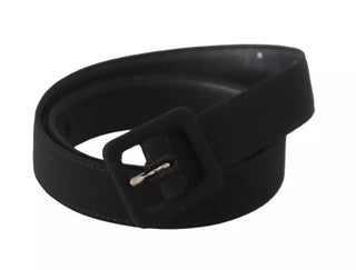 Cinturón negro de cuero aterciopelado con hebilla de logo