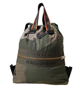 Mochila militar verde con parche y diseño de retazos