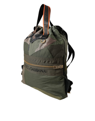 Mochila militar verde con parche y diseño de retazos