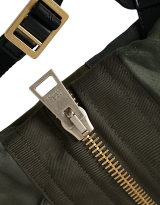 Mochila militar verde con parche y diseño de retazos