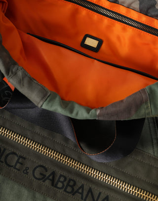 Mochila militar verde con parche y diseño de retazos