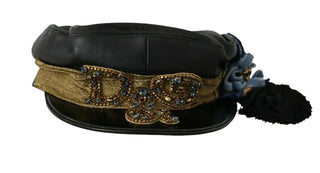 Gorra de violinista negra de cuero con cuentas de cristal y cinta dorada