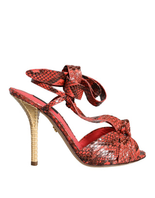 Sandalias con tacones de cuero exótico coral  