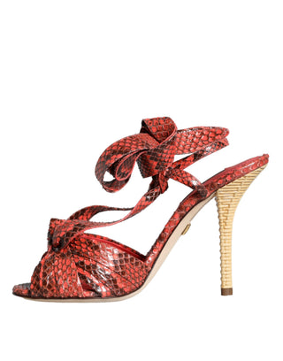 Sandalias con tacones de cuero exótico coral  