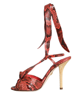 Sandalias con tacones de cuero exótico coral  