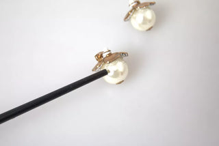 Pendientes de clip maxi con perlas falsas florales tono dorado