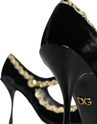 Zapatos Mary Janes de terciopelo negro con detalles dorados