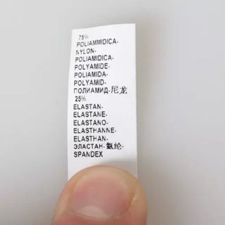 Parte inferior de bikini de traje de baño con lunares negros