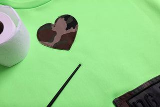 Suéter de cuello redondo con parche de corazón verde