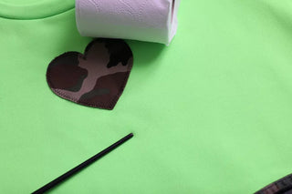 Suéter de cuello redondo con parche de corazón verde