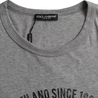 Camiseta gris de algodón con estampado gráfico y cuello redondo