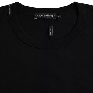Camiseta negra de algodón con logo en relieve y cuello redondo