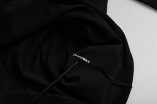 Camiseta negra de algodón con logo en relieve y cuello redondo