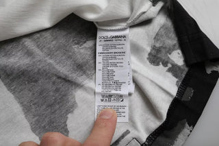 Camiseta negra con estampado de camuflaje blanco y cuello redondo