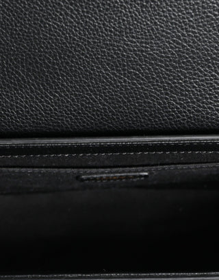 Bolso cruzado negro de cuero de becerro granuloso con logo y bandolera