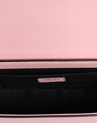 Bolso cruzado rosa de cuero de becerro granuloso con logo y bandolera