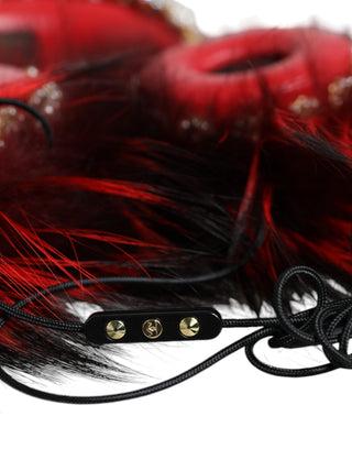Auriculares de piel roja con cristales dorados y audio AUX
