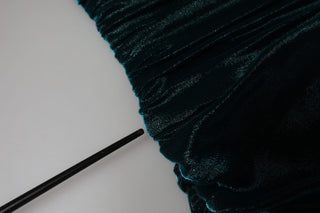 Grünes, figurbetontes, trägerloses Kleid aus Seidenmischsatin
