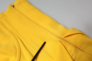Gelbes One-Shoulder-Midikleid mit seitlichem Schlitz