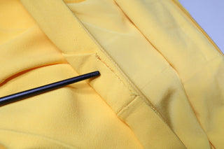 Gelbes One-Shoulder-Midikleid mit seitlichem Schlitz
