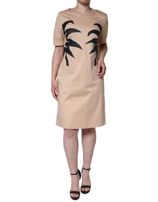 Vestido beige de algodón con mangas cortas hasta la rodilla