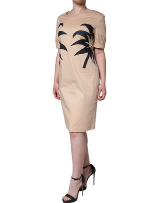 Beiges Baumwollkleid mit kurzen Ärmeln und Knielänge