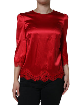 Rote Satinbluse mit Rundhalsausschnitt und Spitzenbesatz