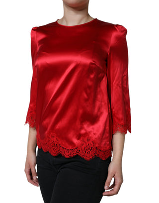 Rote Satinbluse mit Rundhalsausschnitt und Spitzenbesatz