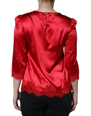 Rote Satinbluse mit Rundhalsausschnitt und Spitzenbesatz