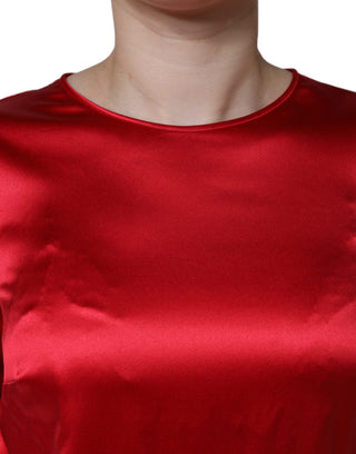Rote Satinbluse mit Rundhalsausschnitt und Spitzenbesatz