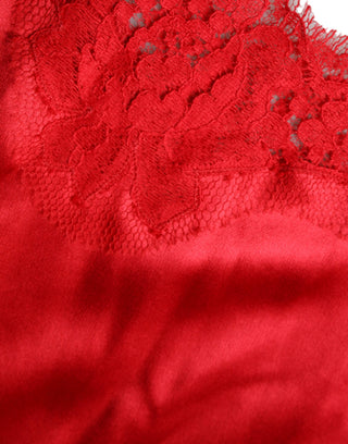 Rote Satinbluse mit Rundhalsausschnitt und Spitzenbesatz