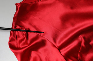 Rote Satinbluse mit Rundhalsausschnitt und Spitzenbesatz