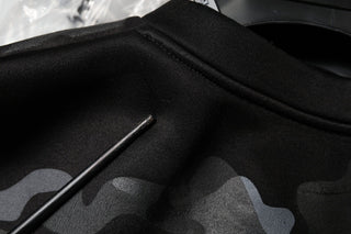 Schwarzes Camouflage-Sweatshirt mit Rundhalsausschnitt