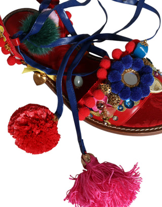 Mehrfarbige Pom-Pom-Sandalen mit Fell