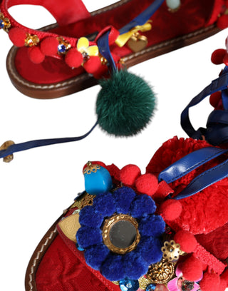 Mehrfarbige Pom-Pom-Sandalen mit Fell