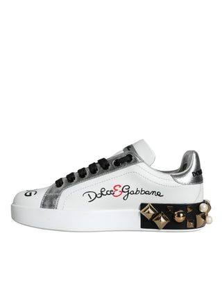 Weiße Leder-Sneaker mit Blumenmuster und Nieten