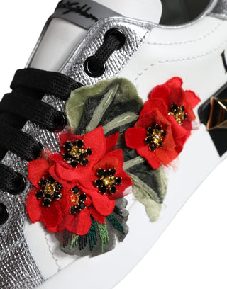 Weiße Leder-Sneaker mit Blumenmuster und Nieten