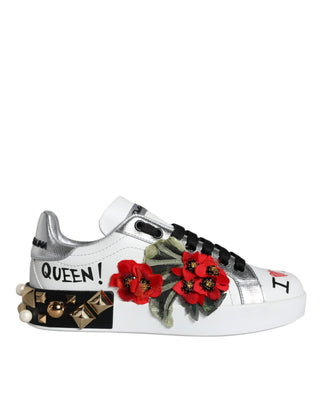 Weiße Leder-Sneaker mit Blumenmuster und Nieten