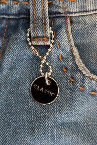 Jeans clásicos de algodón con lavado azul