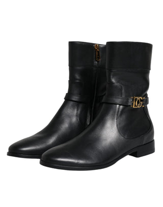 Schwarze Leder-Stiefel mit Logo bis zur Mitte der Wade